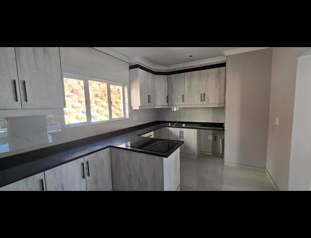 3 BEDROOM TOWNHOUSE FOR SALE IN MOUNT EDGECOMBE